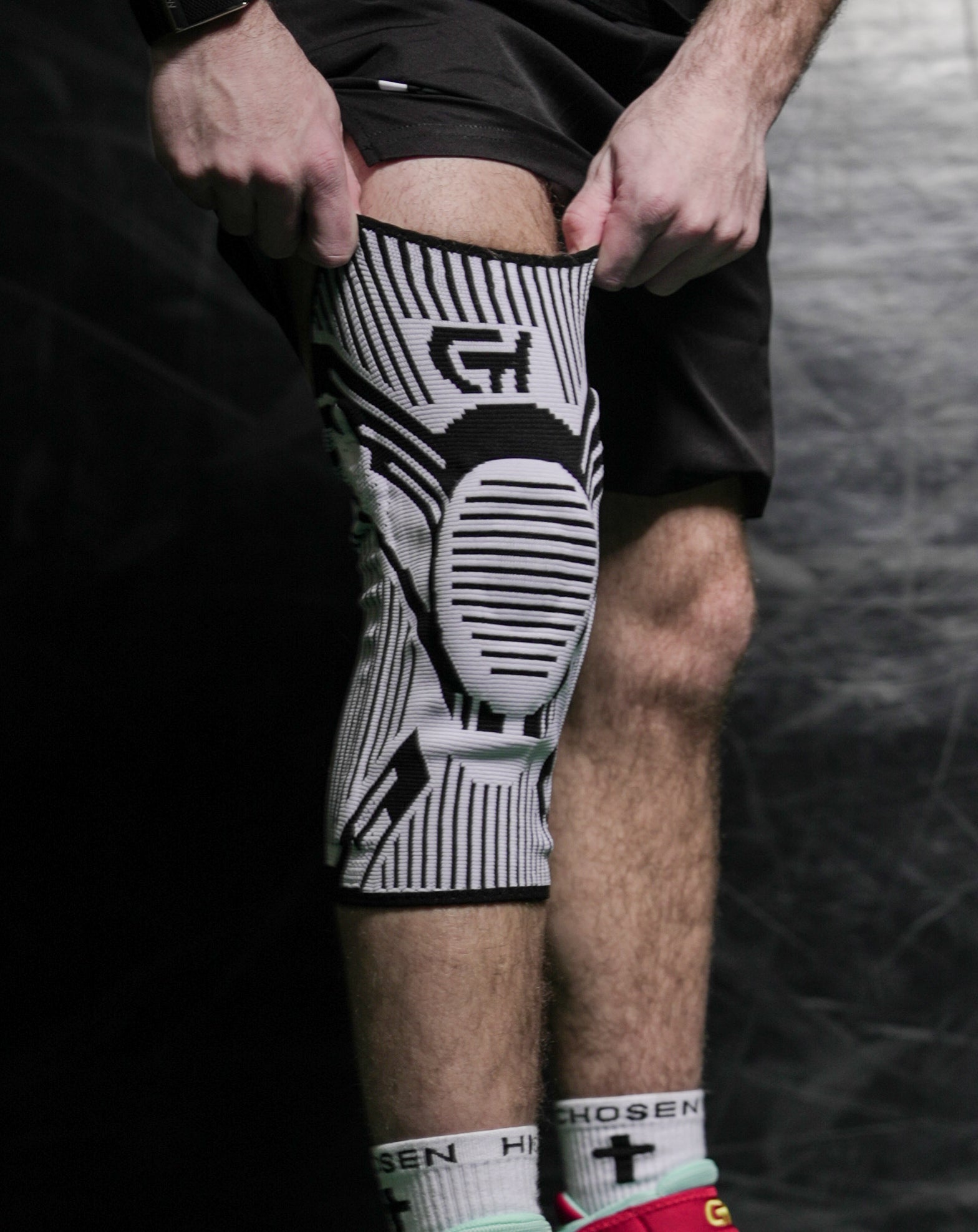 White / Black Knee Pad (2nd Generation) - Suplay.com