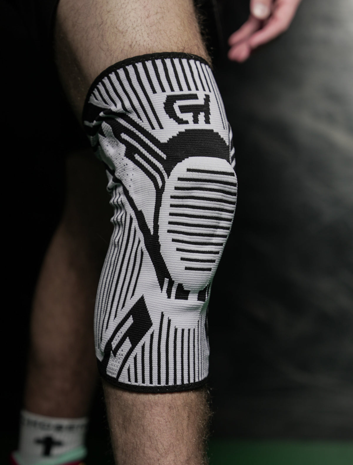 White / Black Knee Pad (2nd Generation) - Suplay.com
